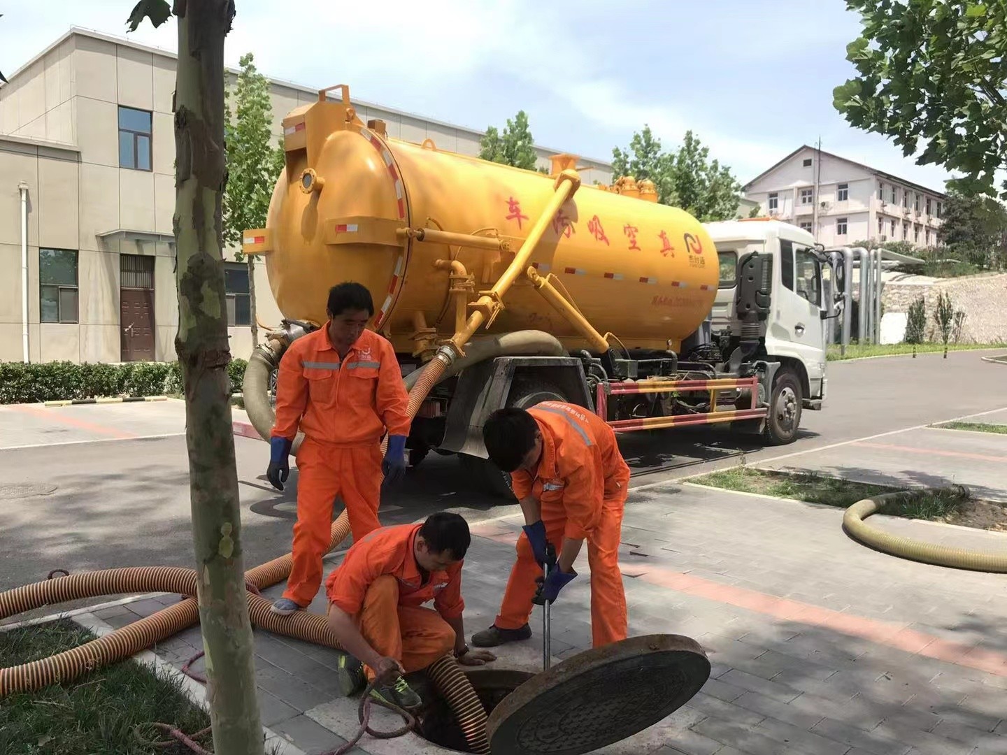 云安化粪池清理与5-8吨吸粪车施工效率分析